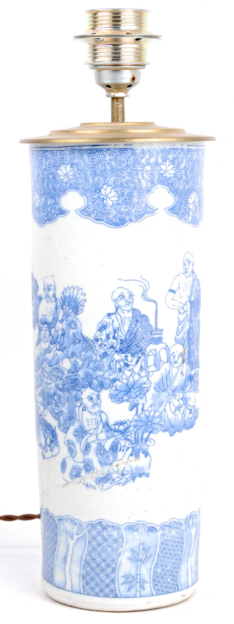 Een cilindervaas van Chinees porselein met een blauw op wit decor. Gemonteerd als lampvoet.