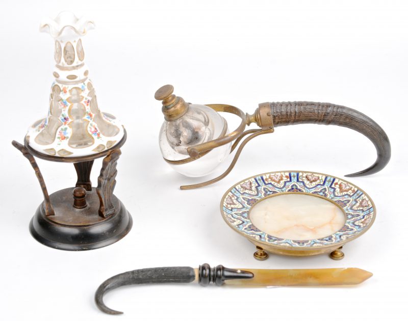 Een lot varia, bestaande uit een glazen inktpot en een brievenopener met gmesenhoorn, een schaaltje van albast en geëmailleerd koper, een bronzen staandertje en een meerkleurig glazen vaasje.