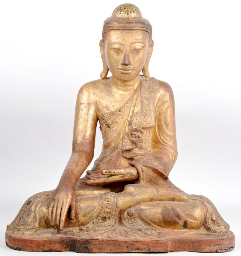 Een antieke zittende Boeddha van goudgepatineerd hout.