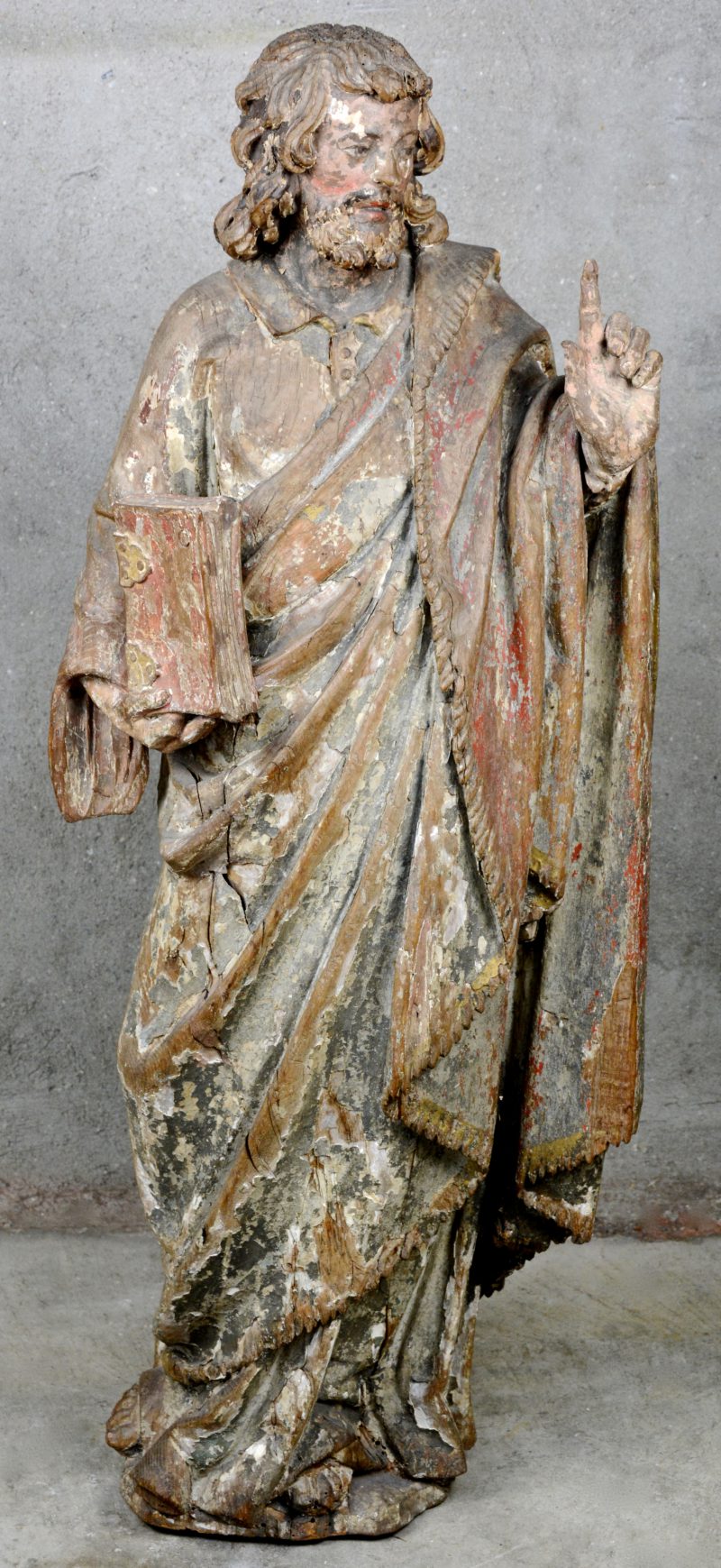 “Evangelist”. Een XVIIe eeuws houten beeld met sporen van de oorspronkelijke polychromie.