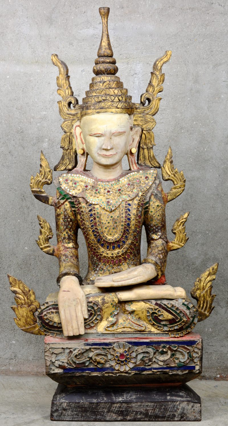 Een voorstelling van Boeddha van met plaaster bekleed, gepolychromeerd en verguld hout. Thailand.