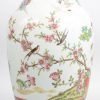 Chinese vaas van polychroom porselein met een famille rose decor. XXste eeuw. Op houten sokkel.