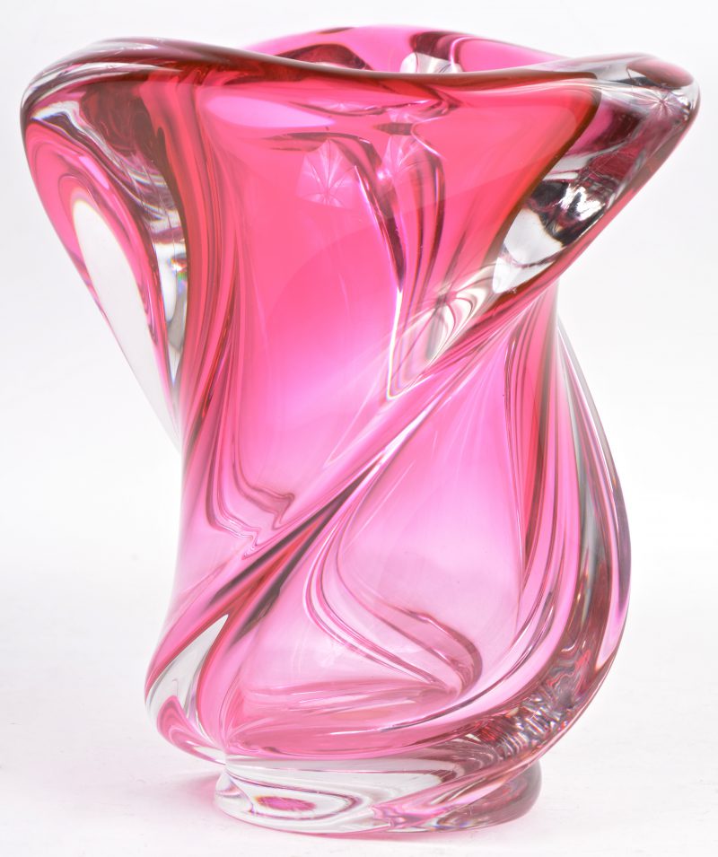 Een moderne kristallen vaas. In de massa roze gekleurd. Onderaan gemerkt.