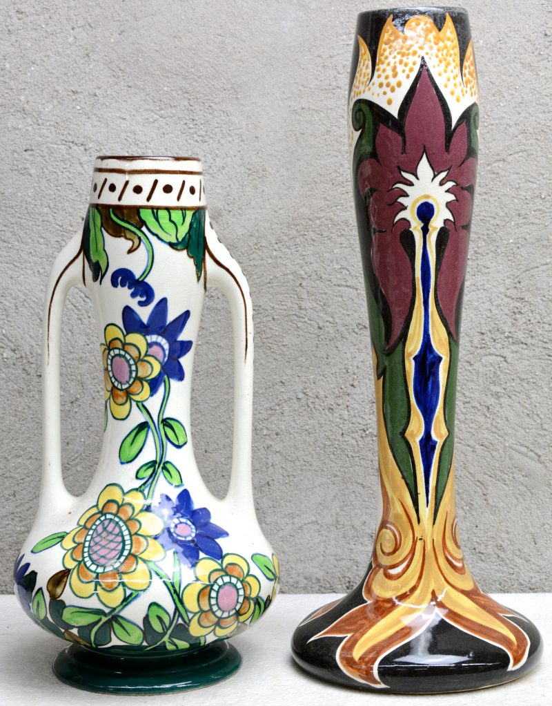 Twee verschillende vazen van meerkleurig aardewerk. Onderaan gemerkt.
