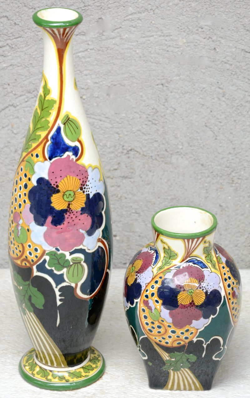 Twee verschillende vazen van meerkleurig glansplateel met decor ‘Juliana’. Onderaan gemerkt.