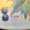 Een lot Bergens aardewerk met meerkleurige decors van Antoine Dubois, bestaande uit vier verschillende vazen en twee ronde dekseldoosjes. Gemerkt. Eén vaasje met barst aan de rand.