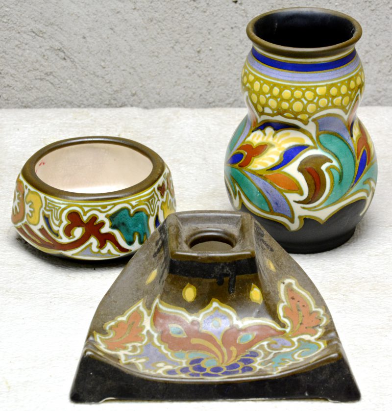 Een inktpot, een zeshoekig potje en een vaas van meerkleurig aardewerk. Onderaan gemerkt.