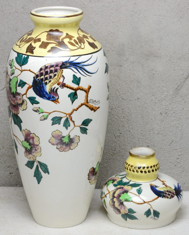Een grote en een lage vaas van meerkleurig aardewerk, versierd met een decor van Antine Dubois. Onderaan gemerkt.