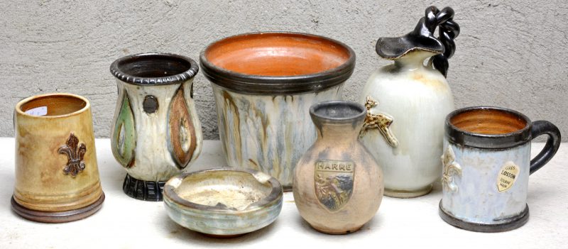 Een lot Belgisch steengoed, bestaande uit twee bekers, een cachepot, een schenkkan, een asbak en twee vaasjes. Diverse merken.