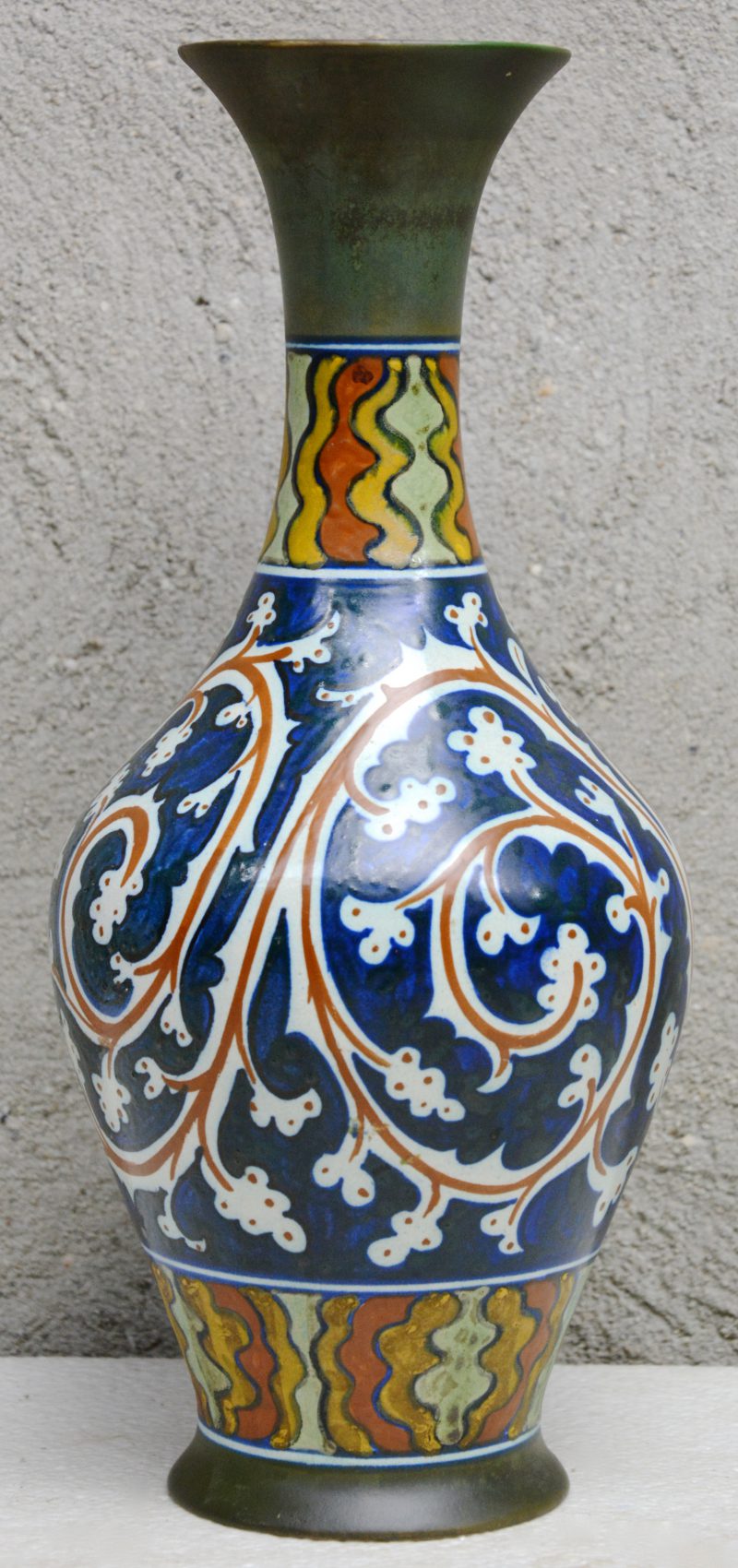 Een art nouveau vaas van meerkleurig Gouds aardewerk. Onderaan gemerkt.