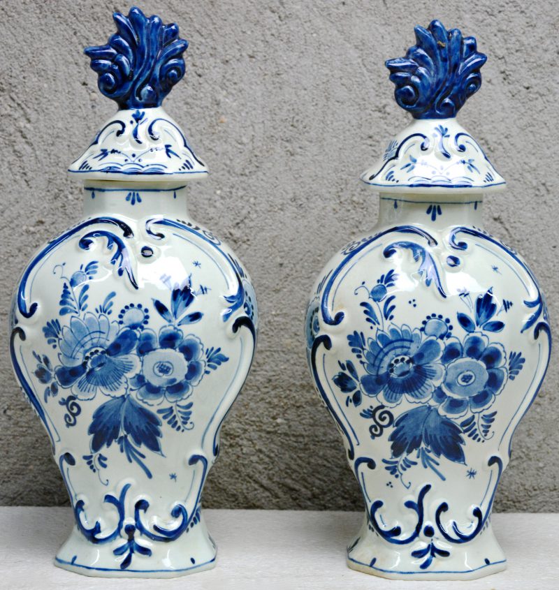 Twee dekselvazen van blauw en wit aardewerk naar XVIIIe eeuws Delfts voorbeeld.