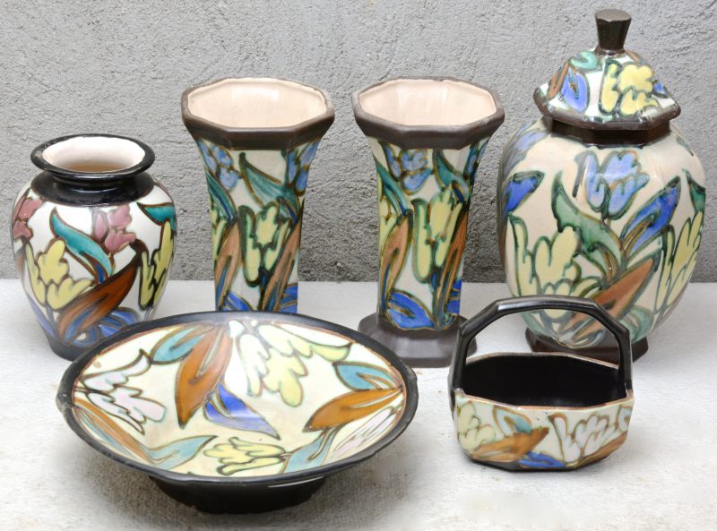 Een lot van zes stuks meerkleurig aardewerk, bestaande uit een vaas, een diepe schaal, een mandje, een dekselvaas en een paar hoornvazen