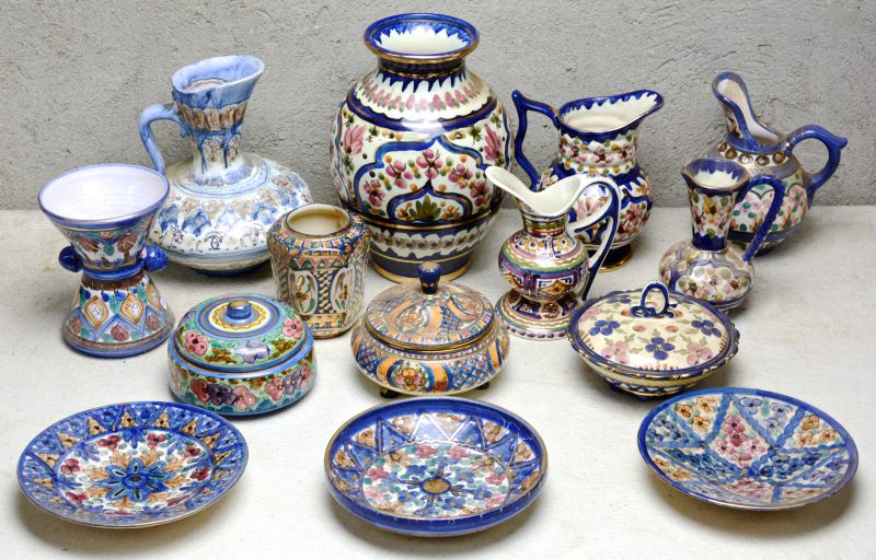 Een lot meerkleurig aardewerk met bloemendecors, bestaande uit vijf schenkkannen, drie bonbonnières, een schaaltje, twee borden, een grote en een kleine vaas. Diverse merken.