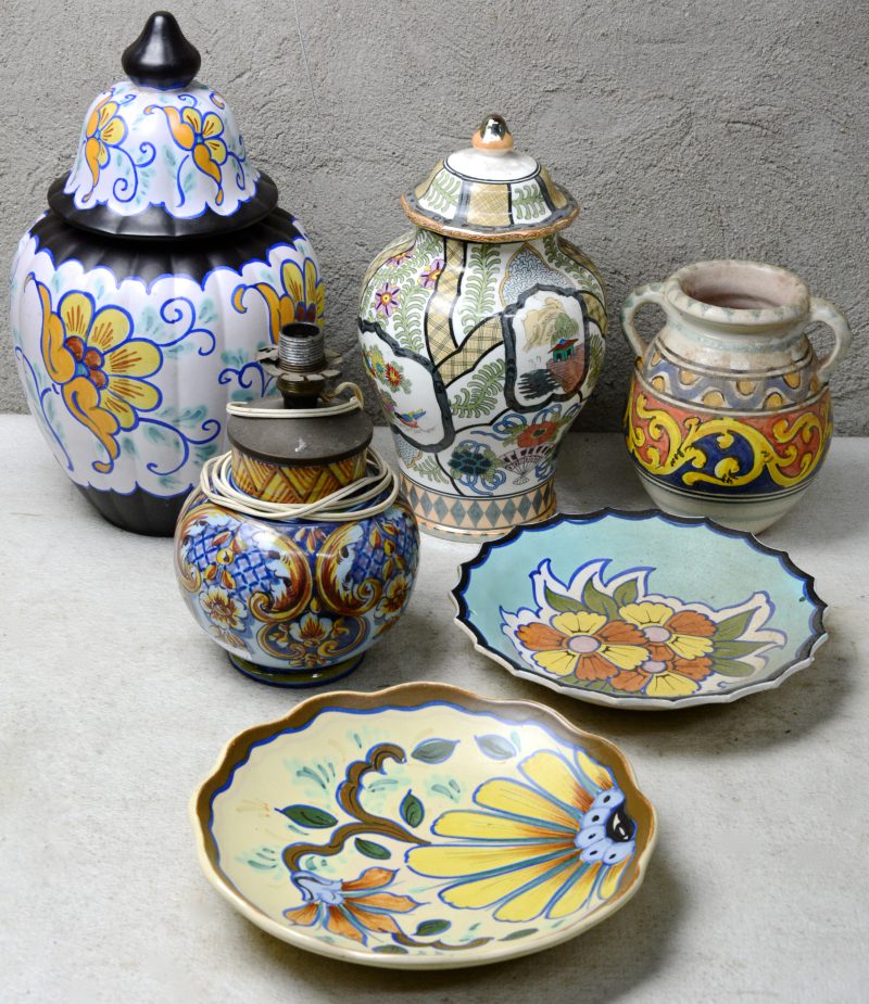 Een lot meerkleurig aardewerk, bestaande uit twee schotels en een dekselvaas van Gouda, een dekselvaas van Maastricht en een vaas en een lampenvoet van Portugal. Onderaan gemerkt.
