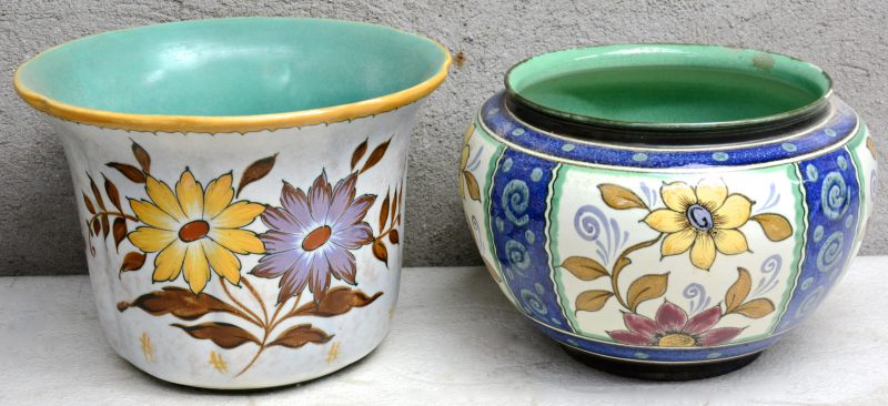 Twee verschillende cachepots van Gouds aardewerk, versierd met meerkleurige bloemendecors.
