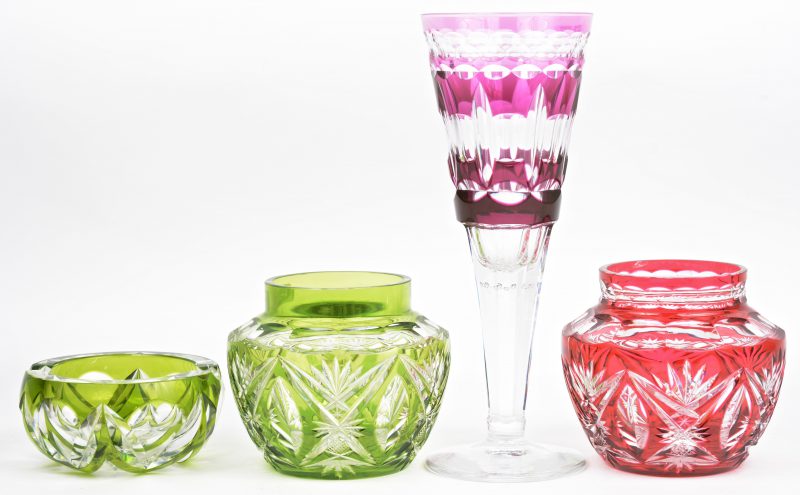 Een lot gekleurd kristal, bestaande uit twee vaasjes (pique-fleurs zonder montuur), een vaas op voet en een asbak.