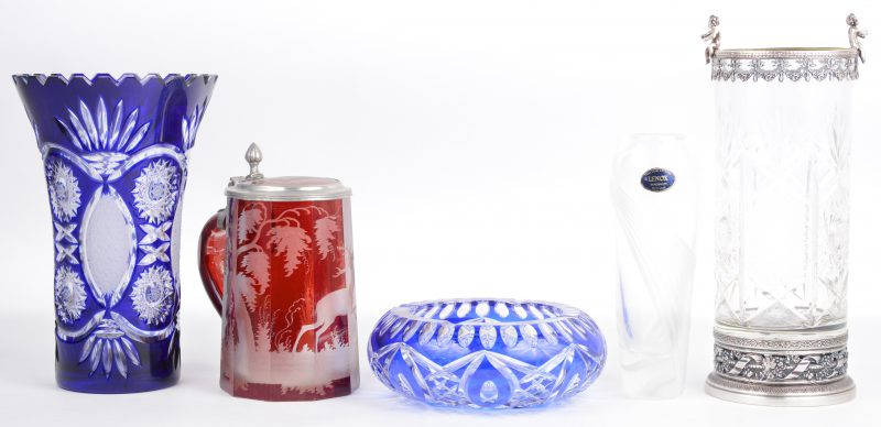 Een lot kristal, bestaande uit een kleurloze vaas met tinnen monturen, een blauwe vaas, een blauwe asbak, een rode pul en een deels gesatineerd kleurloos vaasje.