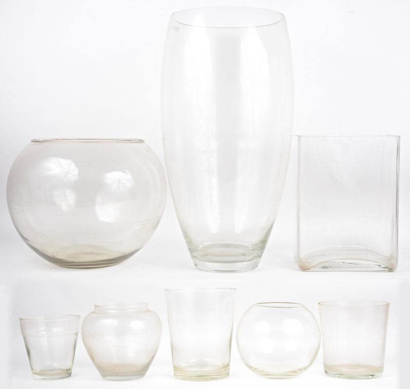 Een lot van acht glazen vazen in verschillende vormen en formaten.