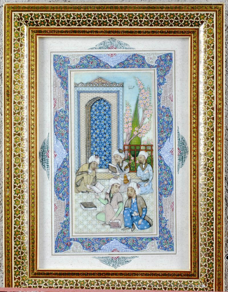 “Wijzen”. Een Arabische schildering op ivoor in een met messing en parelmoer ingelegde kader.