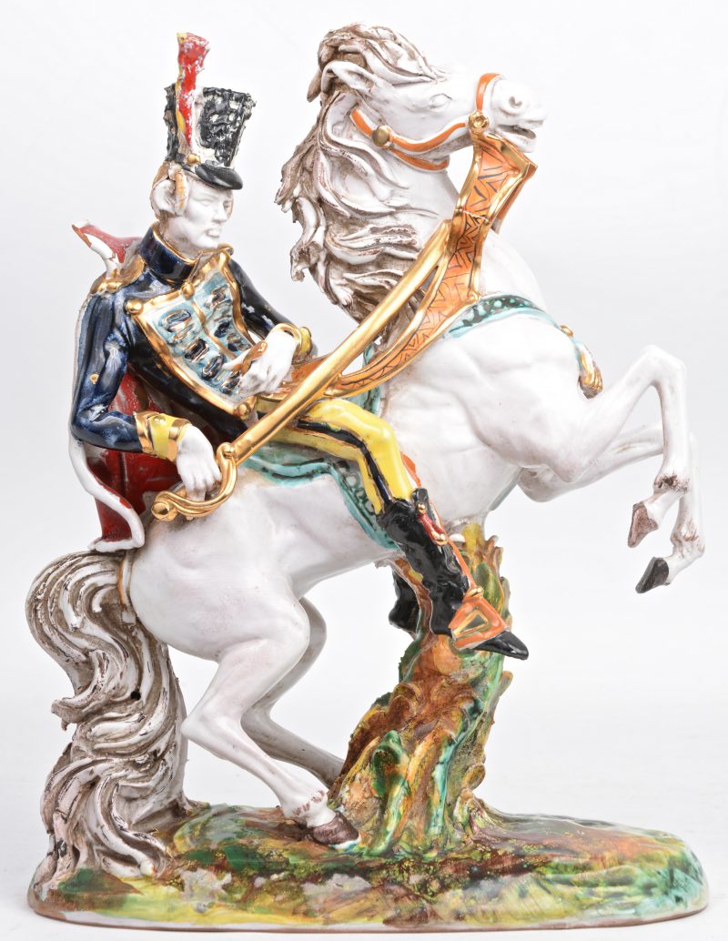 “Officier te paard”. Een beeld van gepolychromeerd aardewerk. Italiaans werk. Kleine beschadiging achteraan.