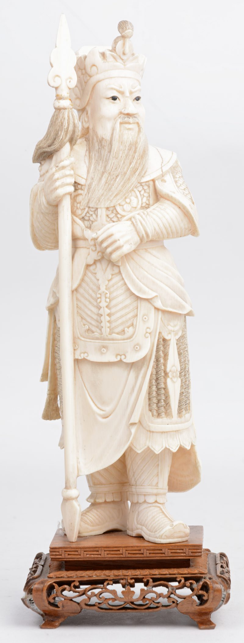 “Krijger”. Een beeld van gesculpteerd Chinees ivoor. Op houten sokkel. Omstreeks 1900.