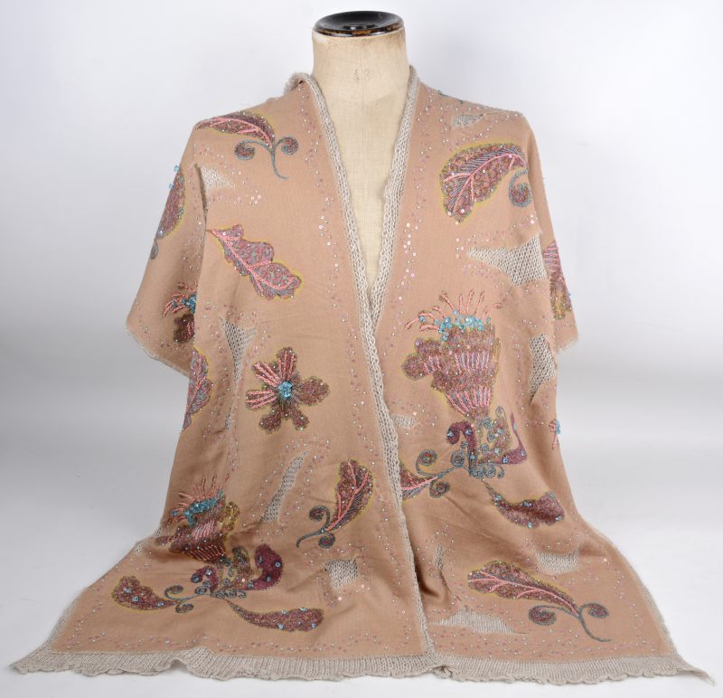 “Hiver”. Een kleurrijke sjaal van wol, rayon en mohair bezet met pareltjes en pailleten in tak en bloemenvorm.