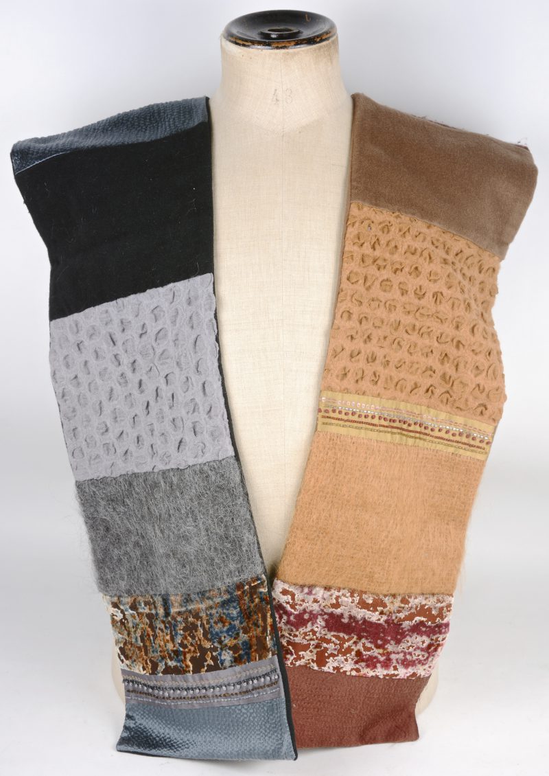 Twee verschillende kleurrijke sjaals van wol en mohair en zijde bezet met pailletten.