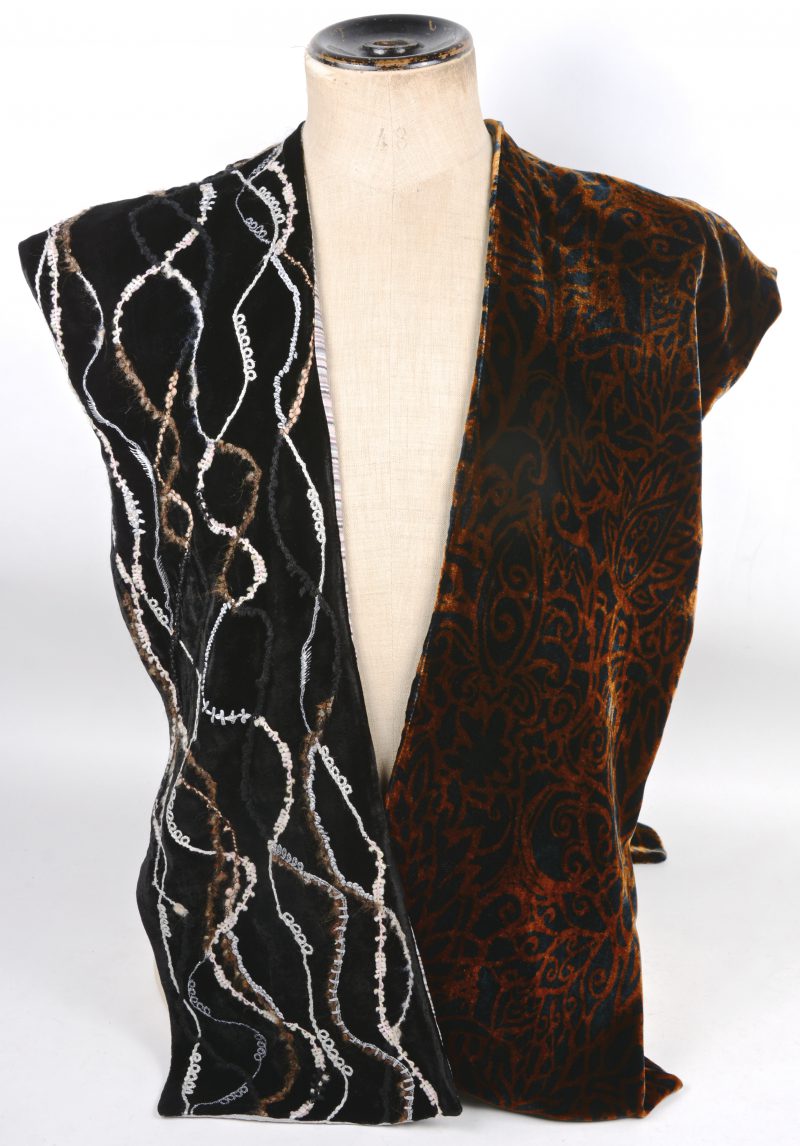 Twee verschillende kleurrijke sjaals van rayon en zijde waarvan één met borduursel.