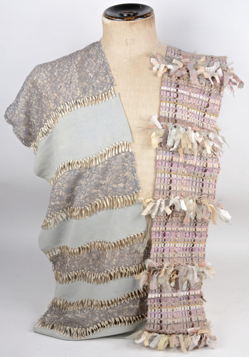 Twee verschillende sjaals van wol rayon, mohair, leder en zijde waarvan één met borduursel.
