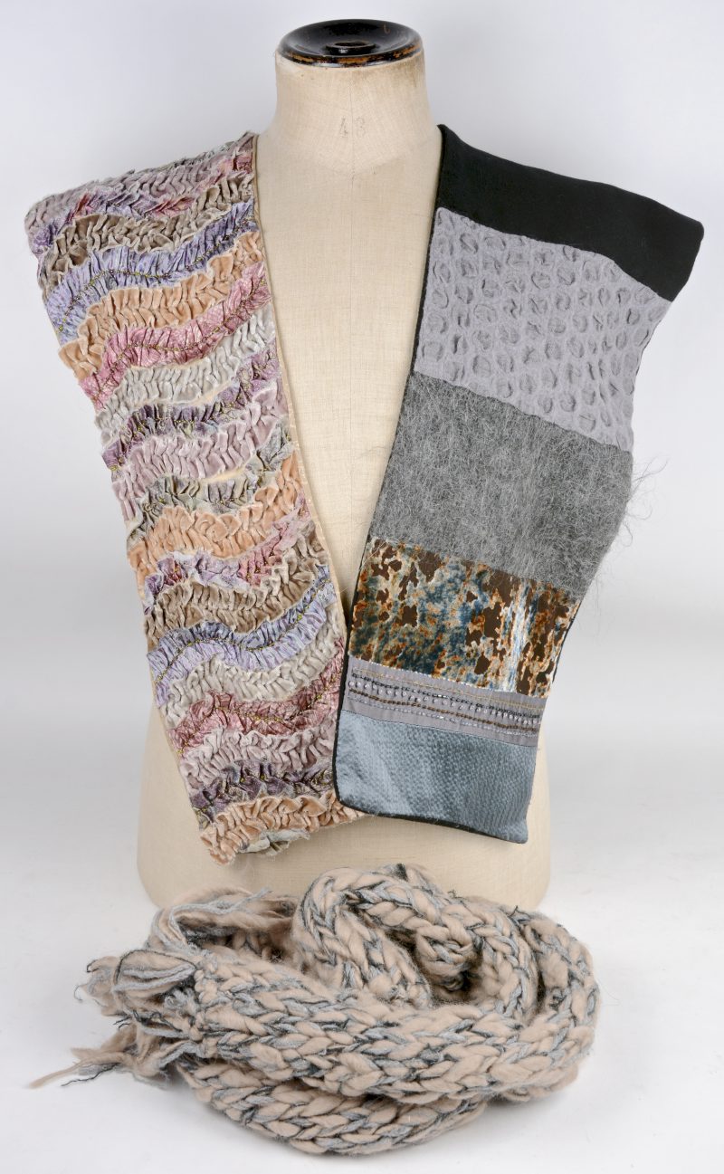 Drie verschillende sjaals van wol, rayon en zijde, één ervan bezet met pailletten.