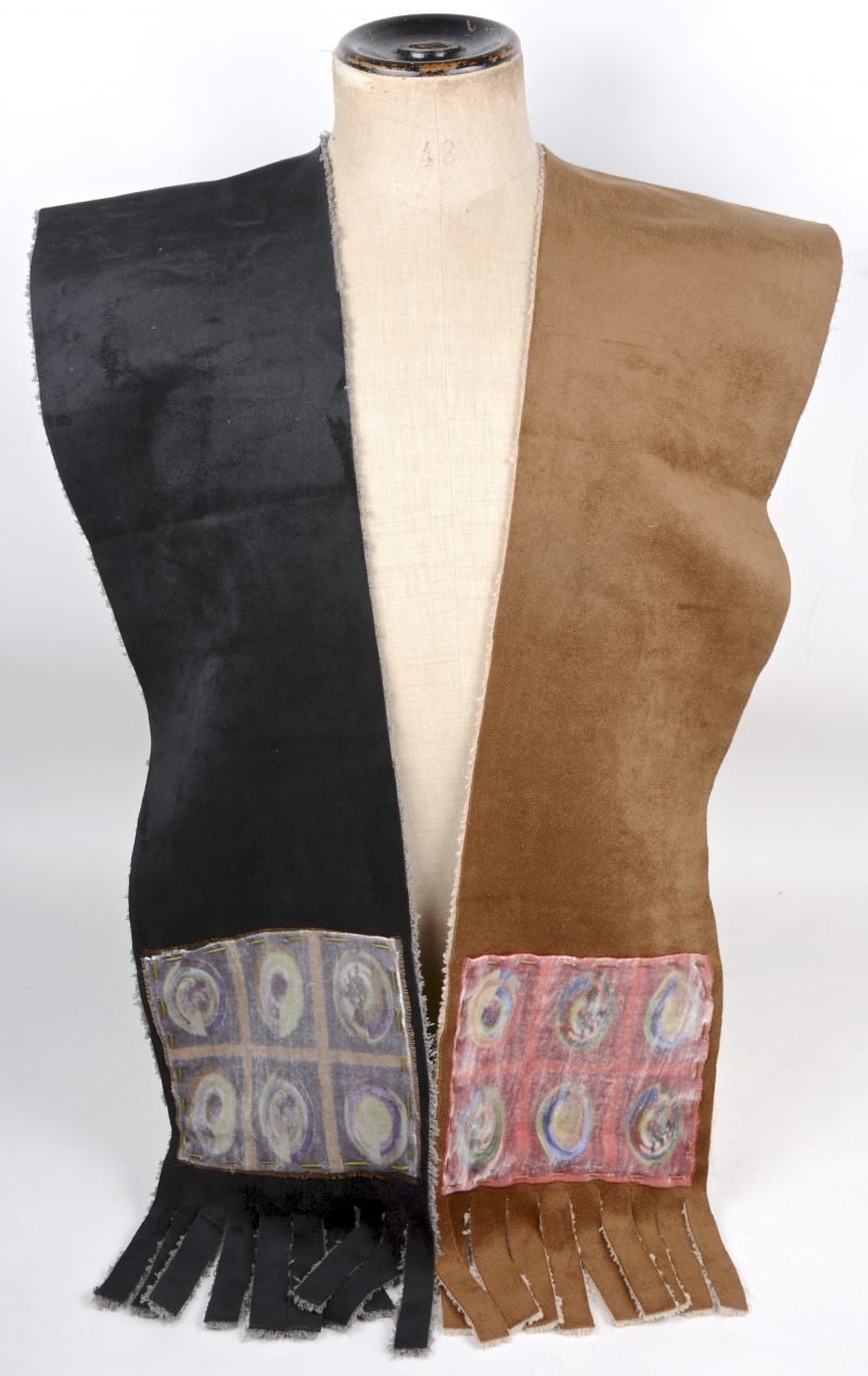 Twee dezelfde sjaals in verschillende kleuren van rayon en polyester.