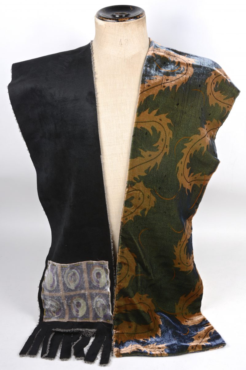 Twee verschillende sjaals van rayon en polyester.