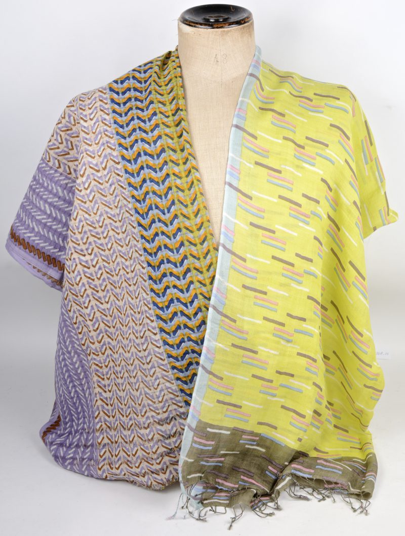 Twee verschillende sjaals van linnen en katoen.