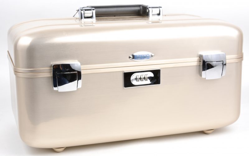 Een licht beige cosmetica case van aluminium.