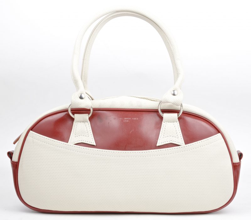 Een handtas van wit en rood leder.