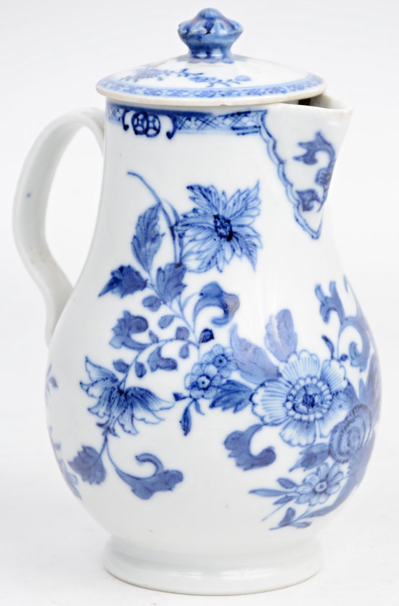 Een theepotje van Chinees porselein met blauw op wit bloemendecor.
