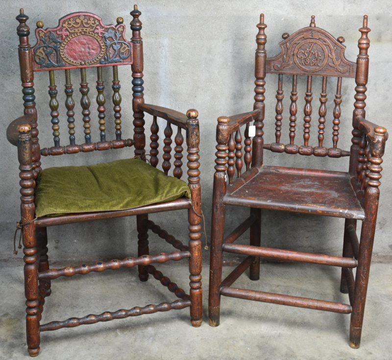Twee houten stoelen met gedraaide spijlen, waarbij een gepolychromeerd en de andere in de rug gedateerd 1851.