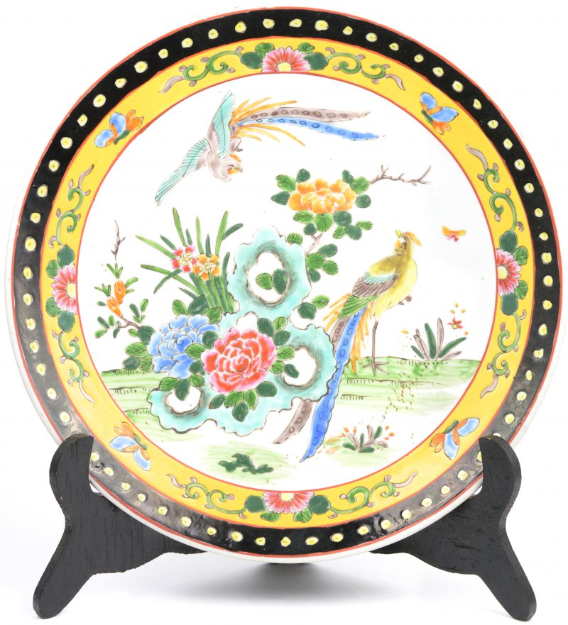 Een sierschotel van Chinees porselein met een meerkleurig decor van fazanten en bloemen. Onderaan gemerkt.
