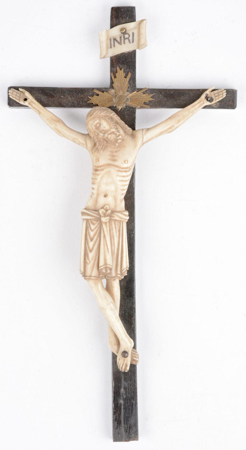 Een kruisbeeld met gesculpteerd ivoren corpus.