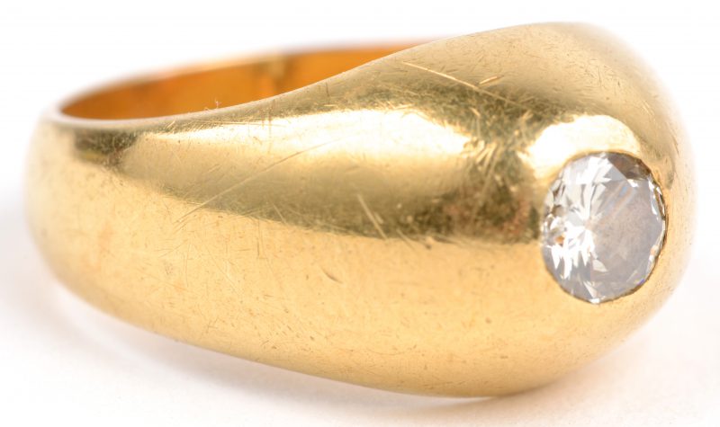 Een 18 karaats geel gouden ring met een diamant van ± 0,50 ct.