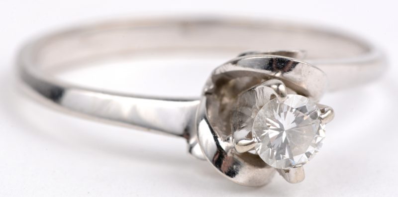 Een 18 karaats wit gouden ring met bezet met een diamant van ± 0,25 ct.