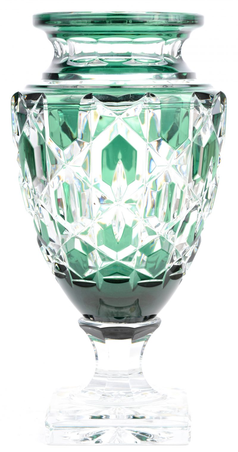 Een vaas van groen gedubbeld en geslepen kristal. Gemerkt en genummerd 18/150.