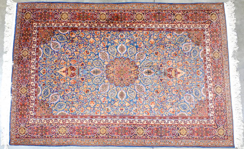 Handgeknoopt wollen karpet met zijden details. Centraal medaillon.
