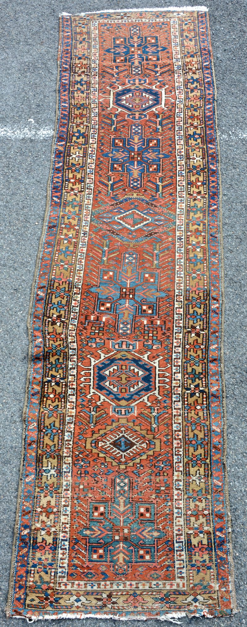 Oude handgeknoopte wollen loper met geometrisch motief van veelhoeken en gestileerde bloemen. Perzisch werk.