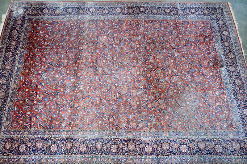 Handgeknoopt wollen tapijt. Decor islimi met een brede herati boord. Perzisch werk. Enkele lichte slijtageplekken.