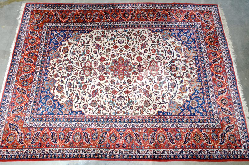Handgeknoopt wollen tapijt. Decor islimi met een klein centraal medaillon met een brede herati boord. Perzisch werk, mooie staat.