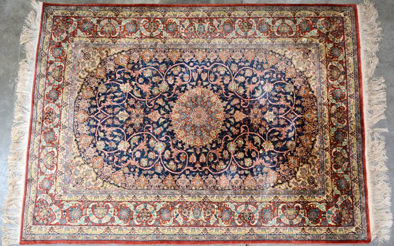 Handgeknoopt zijden karpet. Centraal rond medaillon. Perzisch werk. Goede staat.