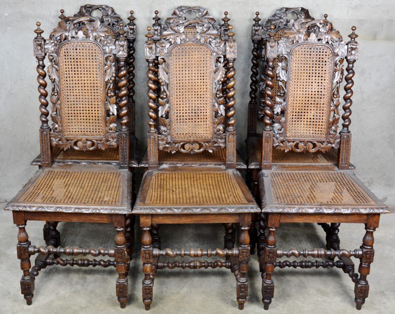 Zes stoelen van gebeeldhouwd eikenhout met rieten zitten. Einde XIXde eeuw.