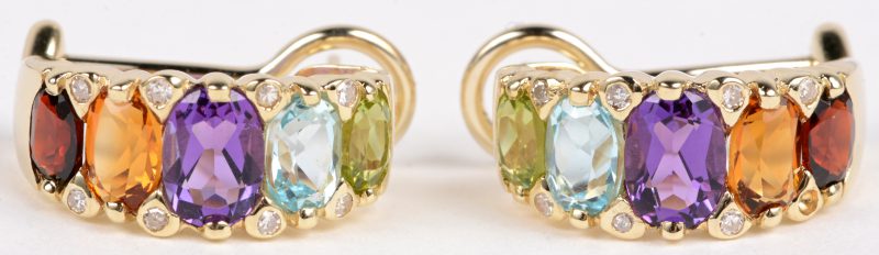 Een paar 18 karaats geel gouden oorbellen bezet met diamanten met een gezamenlijk gewicht van ± 0,18 ct. en half edelstenen.