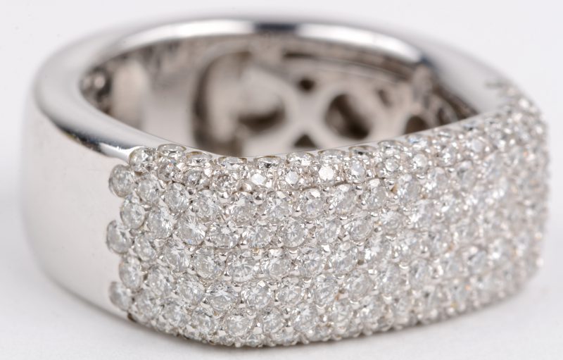 Een 18 karaats wit gouden ring bezet met diamanten met een gezamenlijk gewicht van ± 1,68 ct.